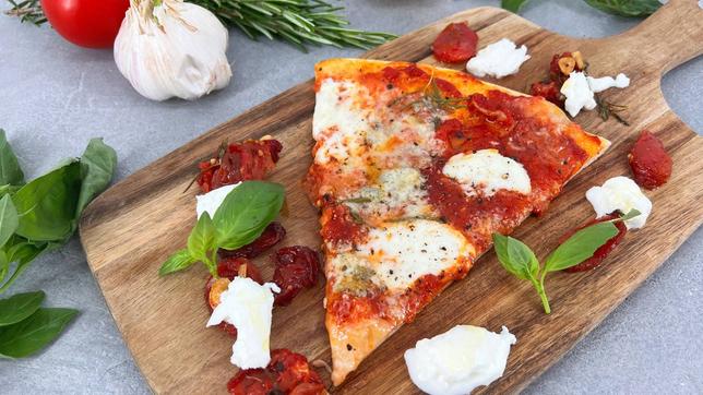 Pizza mit zweierlei Käse und karamellisierten Tomaten