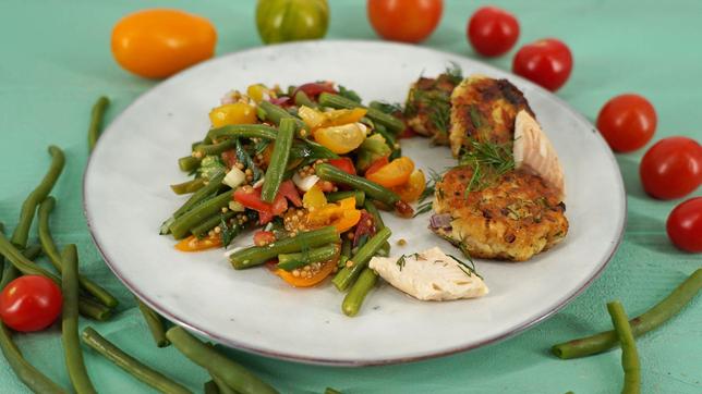 Räucherfischfrikadelle mit Bohnen-Tomaten-Salat
