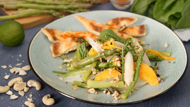 Spargelsalat mit Orange und Pfannenbrot