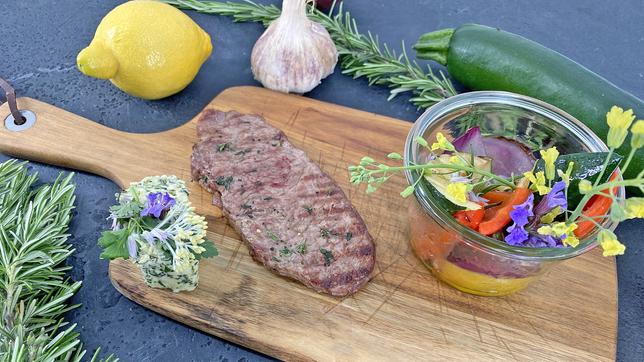Steak und Gemüse vom Grill mit Kräuterbutter
