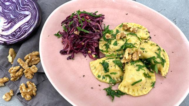 Walnussravioli mit Rotkohlsalat