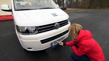 Susanne Gebhardt sprüht Haarspray auf das Nummernschild