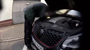 Bild: SWR Kfz-Prüfer unter Motorhaube