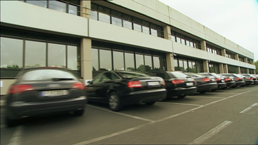 Bild: SWR Dienstwagen auf Parkplatz