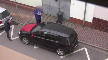 Bild: SWR Prüfer am Gebrauchtwagen