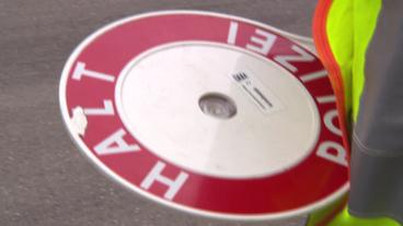 Bild: SWR Halt-Polizei- Anhaltekelle