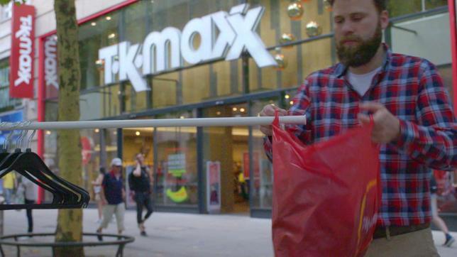 Bild: SWR Unser Reporter heuert bei einer Filiale von TK Maxx an