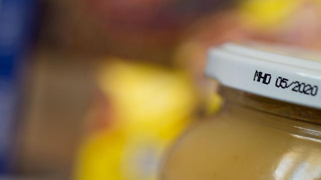 Bild: dpa/picture alliance Glas mit Mindesthaltbarkeitsdatum