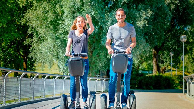Bild: BR/megaherz gmbh Die Moderatoren Caro Matzko und Fero Andersen