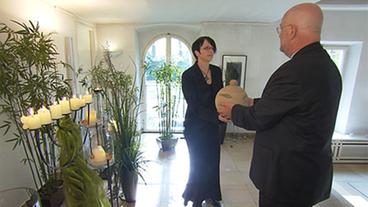 Bild: WDR (TV-Bild) Übergabe einer Urne