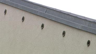 Bild: WDR (TV-Bild) Ausfluglöcher in der Fassade