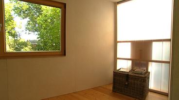Gut platzierte Fenster und transluszente Wände schaffen einen lichten Innenraum