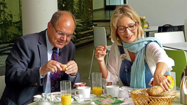Bild: WDR Yvonne Willicks mit Bundesernährungsminister Christian Schmidt