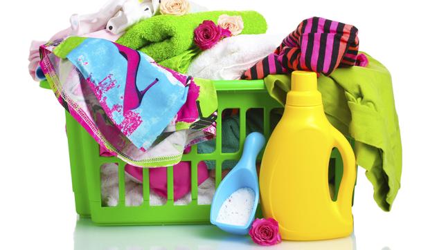 Bild: Thinkstock Wäschekorb und Waschmittel
