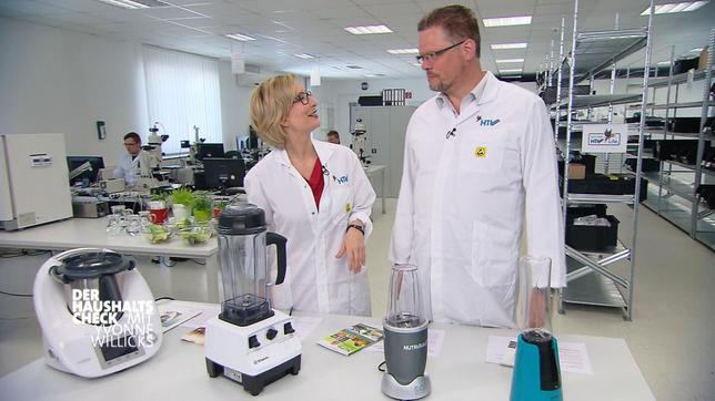 Bild: WDR Yvonne Willicks mit Holger Krumme, dem technischen Leiter beim Testhaus für Elektrogeräte "HTV"
