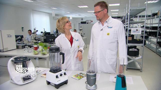 Yvonne Willicks mit Holger Krumme, dem technischen Leiter beim Testhaus für Elektrogeräte "HTV" 