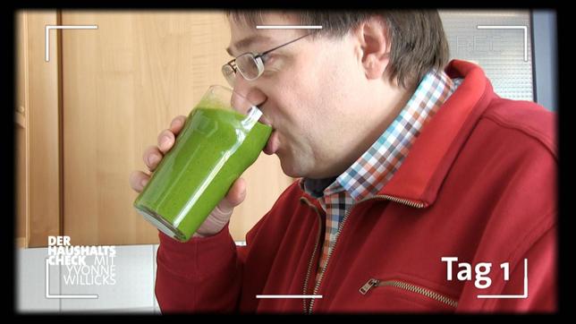 Bild: WDR Carsten Giesen beim Smoothie-Test