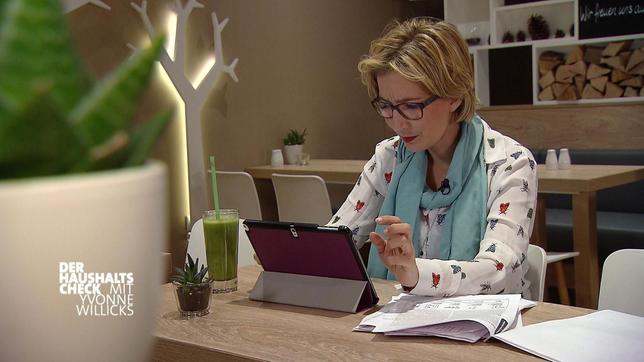 Bild: WDR Yvonne Willicks am Rechner
