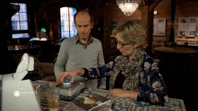 Armin Valet und Yvonne Willicks überprüfen das Gewicht der Kaffee-Kapseln. 