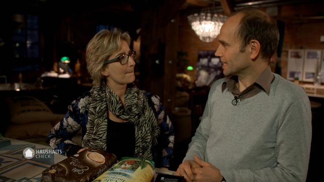 Bild: WDR Yvonne Willicks lässt sich von Armin Valet die verschiedene Fair-Trade-Siegel erklären.