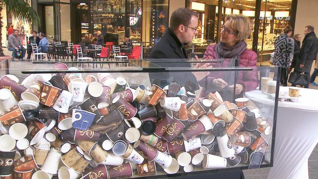  Yvonne Willicks und Thomas Fischer sprechen über die Auswirkungen des Coffee-to-go-Konsums.