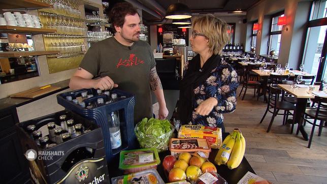 Chefkoch Karl Romboy und Yvonne Willicks checken den Einkaufszettel. Hat der Online-Supermarkt auch alles geliefert?