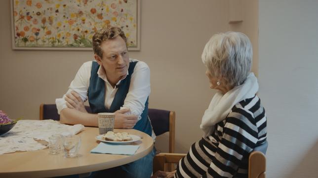 Bild: WDR/SWR/ARD/Bilderfest Eckhart von Hirschhausen im Gespräch mit Hospizbewohnerin Zita Block.