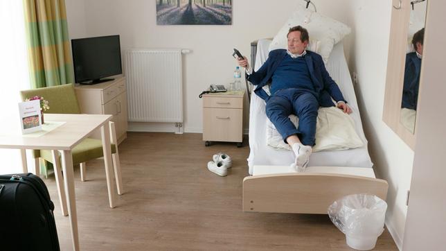 Bild: WDR / Bilderfest Eingewöhung im neuen Zuhause: Eckart von Hirschhausen zieht für drei Tage in ein Altersheim.
