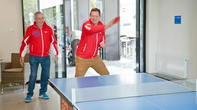 Bild: WDR / Bilderfest Tischtennis gilt auch im hohen Alter als der ideale Sportm um Körper und Geist fit zu halten. Eckart von Hirschhausen (r.) probiert es aus.