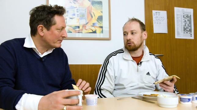  Eckart von Hirschhausen (l) beim Abendessen mit seinem Bettnachbarn in der Psychiatrie.