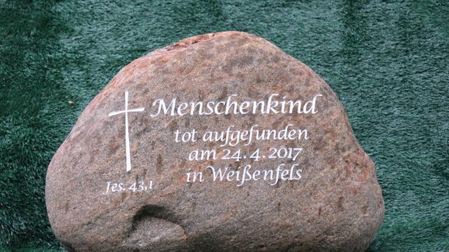 Bild: dpa/Stadt Weißenfels/Vokoun Grabstein für den in Weißenfels tot aufgefundenen Säugling