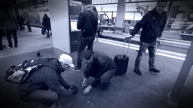 Bild: SWR Während man beim Aufsammeln hilft, klaut der Komplize das Gepäck. (Nachgestellt)