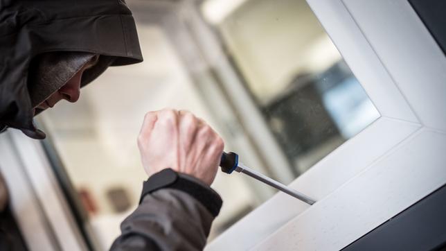 Bild: dpa Fenster und Türen sollten möglichst einbruchssicher gemacht werden.