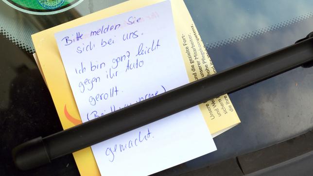 Bild: dpa Zettel an Autoscheibe