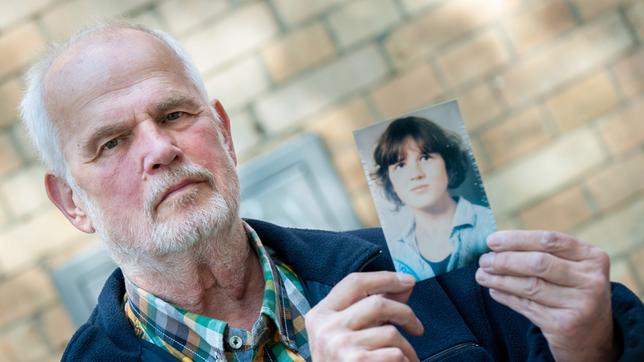 Bild: dpa Hans von Möhlmann am 20.05.2015 in Hannover mit einem Foto seiner 1981 ermordeten Tochter Frederike