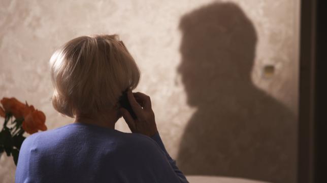 Bild: ARD Frau mit Telefon