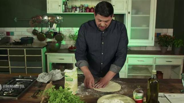Bild: NDR / Das Erste Tim Mälzer bereitet seine Bio-Pizza zu.