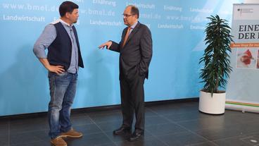 Bild: NDR/Nicole Mühlberger Tim Mälzer (l.) trifft Landwirtschaftsminister Christian Schmidt.