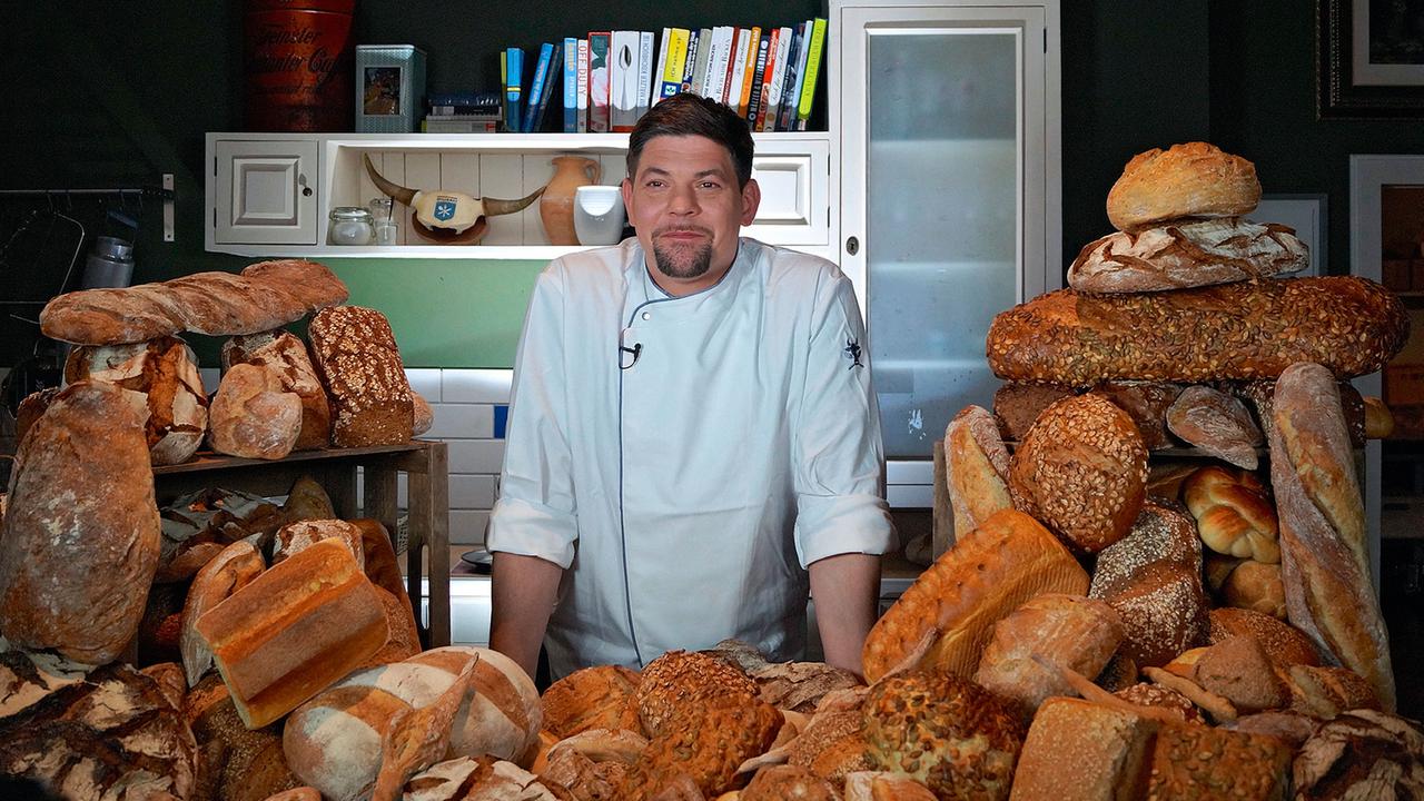 Tim Mälzer vor Brotsorten