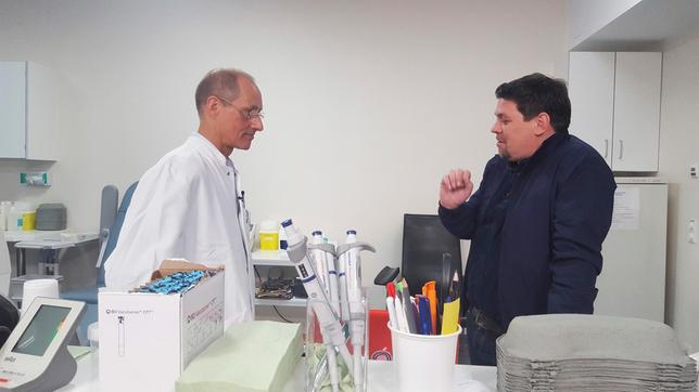 Bild: NDR/Maren Winter Prof. Andreas Pfeiffer von der Berliner Charité erklärt Tim Mälzer, wieviele Vitamine der Mensch wirklich braucht.