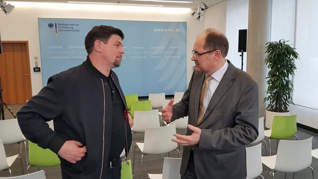 Tim Mälzer im Gespräch mit Bundeslandwirtschaftsminister Christian Schmidt.