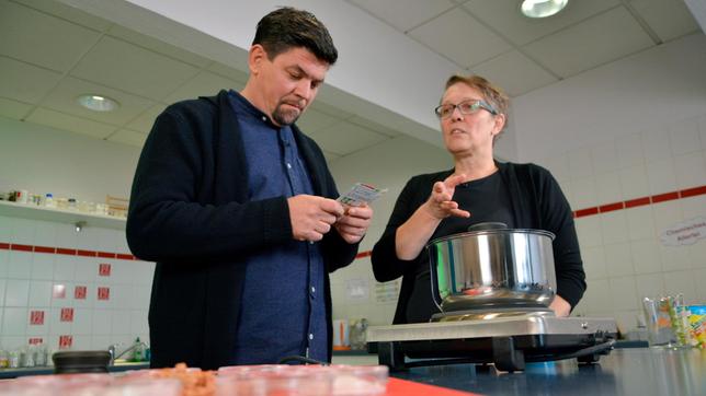 Bild: NDR Tim Mälzer im Hamburger Scolab. Mit Lebensmittelchemikerin Dr. Kerstin Felipzik untersucht er Fertiggerichte.