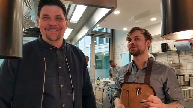 Bild: NDR/Axel Thiede Tim Mälzer und Koch Benjamin Brüning wollen ihre Speisekarte auf rückverfolgbare Speisen verändern.