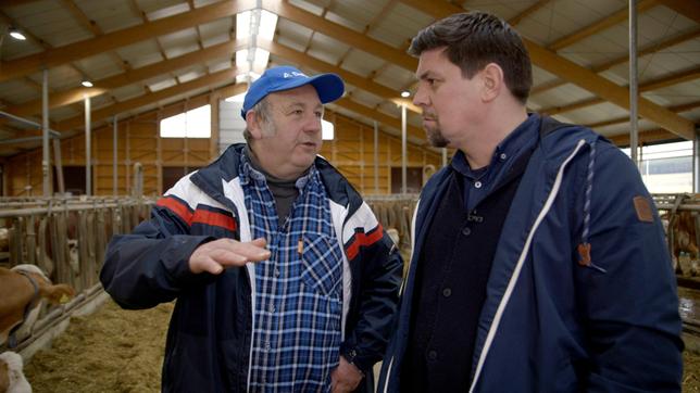 Tim Mälzer und Simon Seldmair. Der Milchbauer rechnet Tim Mälzer vor, dass der Milchpreis oft ein Minusgeschäft ist.