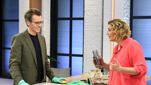 Bild: ARD/Uwe Ernst Das Grillen macht Spaß, den Rost saubermachen umso weniger: Dr. Johannes Wimmer und Elena Uhlig, Moderatoren-Duo von „Leichter leben“ testen verschiedene Hausmittel, um den Grillrost von lästigen Rückständen zu befreien.