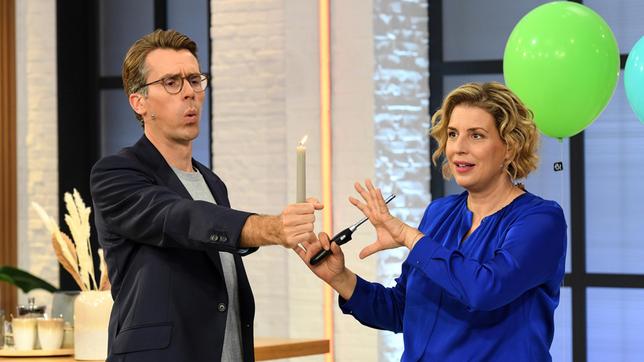Bild: ARD/Uwe Ernst Die Moderatoren von „Leichter leben“, Dr. Johannes Wimmer und Elena Uhlig, testen mit einfachen Mitteln, wie viel Volumen ihre Lunge hat.