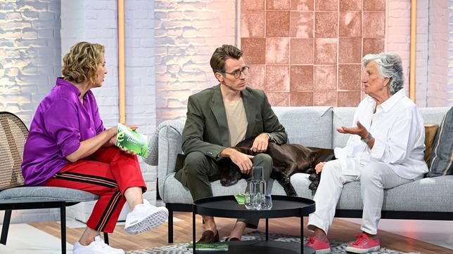 Bild: ARD/Markus Hertrich Elena Uhlig und Dr. Johannes Wimmer, Moderatoren von „Leichter leben“, im Gespräch mit der Hamburgerin Monika Fuchs: Sie lebt ein Leben voller Neuanfänge und sagt, warum sie nie Angst, sondern große Lust hatte, etwas Neues zu beginnen.