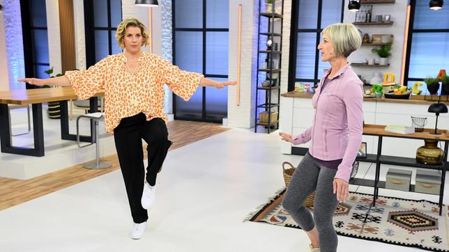 Bild: ARD/Uwe Ernst Fitness im Alltag geht ganz einfach, aber wie? Moderatorin Elena Uhlig lässt sich von Fitness-Expertin und Gymnastiklehrerin Gabi Fastner einige Übungen zeigen.