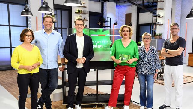 Bild: ARD/Uwe Ernst Gäste und Moderator:innen von „Leichter leben“ in der Folger 12: Ernährungsexpertin Dr. Silja Schäfer (Thema: Zuckerfallen), Schauspieler Tetje Mierendorf (Thema: Adipositas), die Moderator:innen Dr. Johannes Wimmer und Elena Uhlig, Ute Jurna (Thema: Weiblicher Herzinfarkt) sowie Dr. Lüder Warnken (Thema: Wiederbelebung).