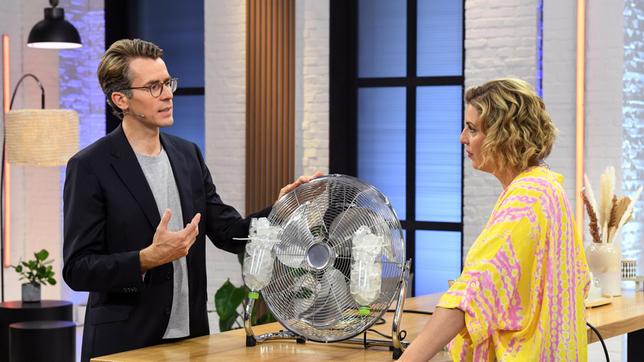 Bild: ARD/Uwe Ernst Praktische Tipps bei „Leichter leben“: Wie kommt man an frische Luft, wenn es viel zu warm ist? Dr. Johannes Wimmer und Elena Uhlig basteln aus einem Ventilator und Eiswürfeln eine Klimaanlage für zu Hause.